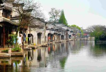 Traditionelle chinesische Haeuser am Kanal