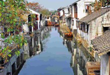 Chinesische Haeuser am Kanal in chinesischer Wasserstadt