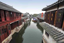 Traditionelle chinesische Haeuser links und rechts der Wasserkanaele.
